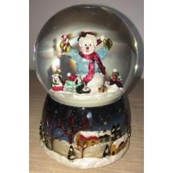 Draaiende sneeuwpop in glazen bol met kerst muziek
