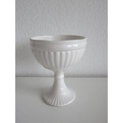 Witte schaal op voet bloemschikken kerststukje oase brocante