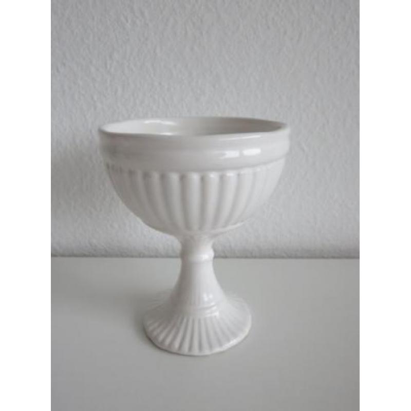 Witte schaal op voet bloemschikken kerststukje oase brocante