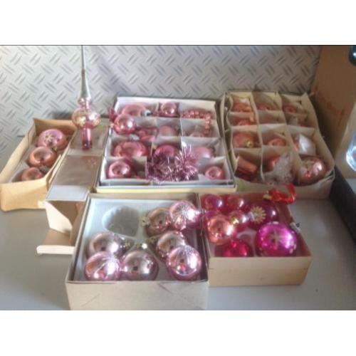 Oude roze kerstballen met piek