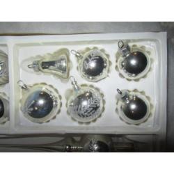 Oude kerstbal/piek in doos zilver met decor 22 stuks.