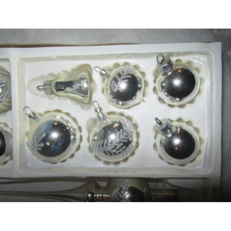 Oude kerstbal/piek in doos zilver met decor 22 stuks.