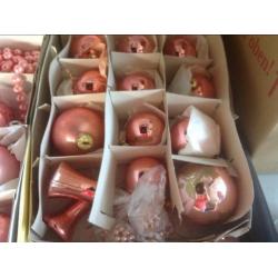 Oude roze kerstballen met piek