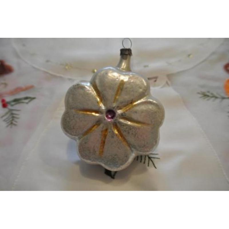 Oude kerstversiering oude kerstballen meisje op klavervier