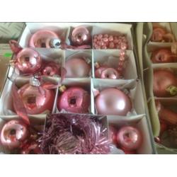 Oude roze kerstballen met piek