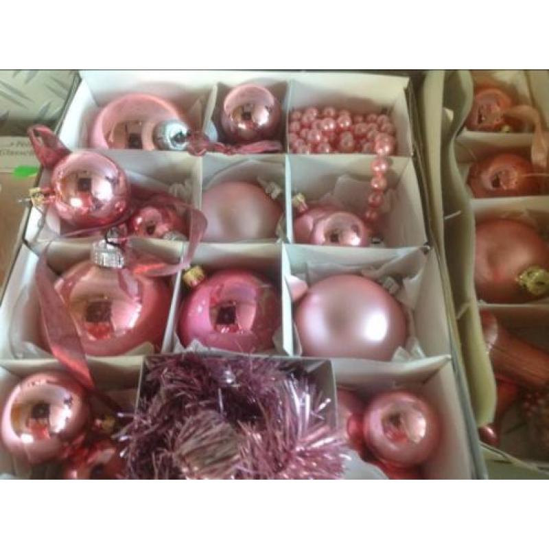 Oude roze kerstballen met piek