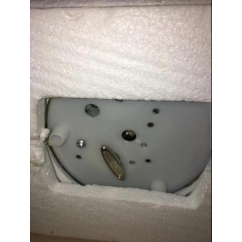 Draaiende sneeuwpop in glazen bol met kerst muziek