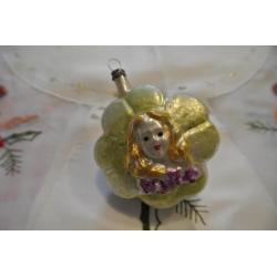 Oude kerstversiering oude kerstballen meisje op klavervier