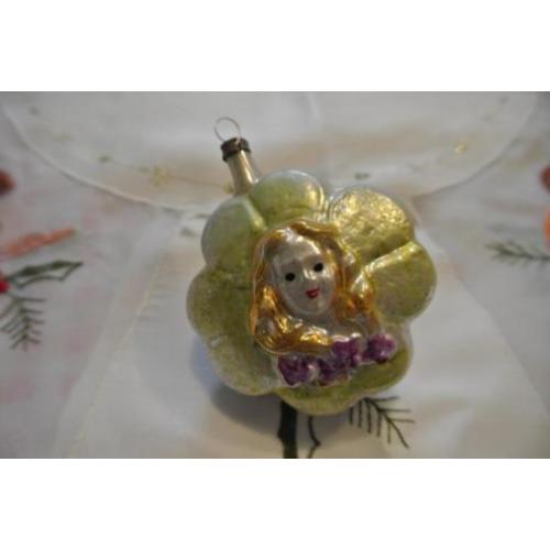 Oude kerstversiering oude kerstballen meisje op klavervier