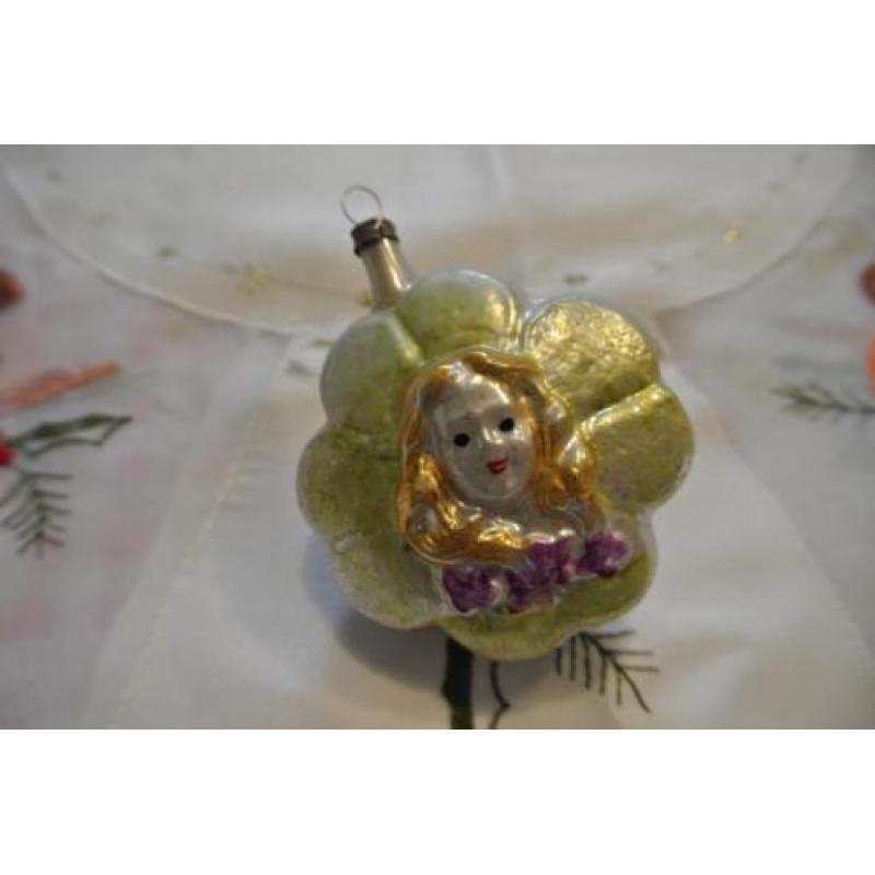 Oude kerstversiering oude kerstballen meisje op klavervier