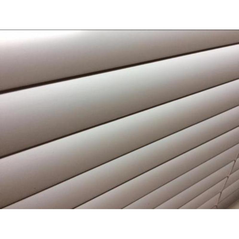 Licht grijze Luxaflex raambekleding 5 cm