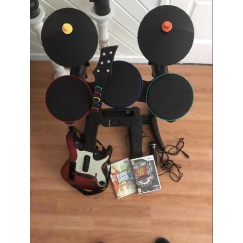 guitar hero drumstel, gitaar en microfoon