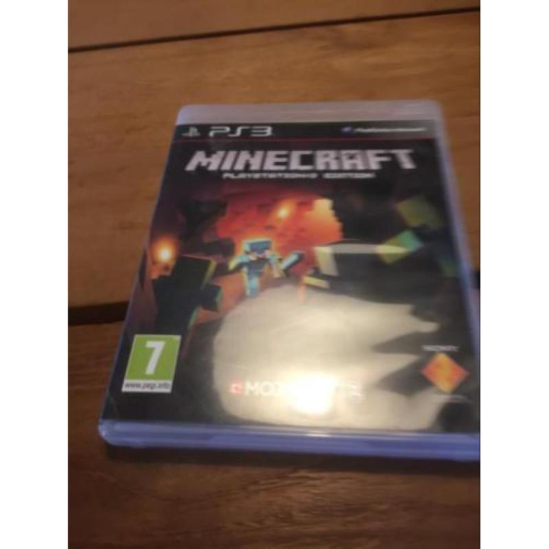 Ps3 zwart 1tb superslim met een controller en games.