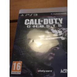 Ps3 zwart 1tb superslim met een controller en games.
