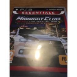 Ps3 zwart 1tb superslim met een controller en games.