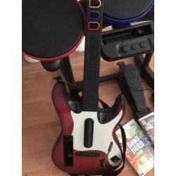 guitar hero drumstel, gitaar en microfoon