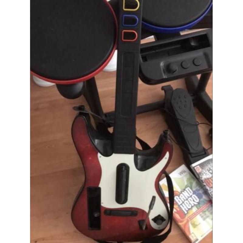 guitar hero drumstel, gitaar en microfoon