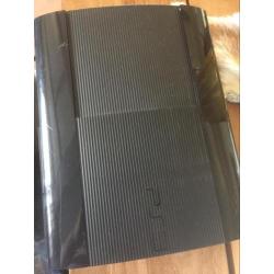 Ps3 zwart 1tb superslim met een controller en games.