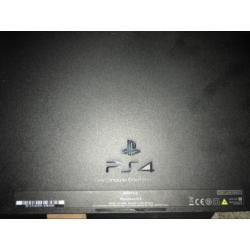 PS4 1 TB met 2 controllers en vijf spellen